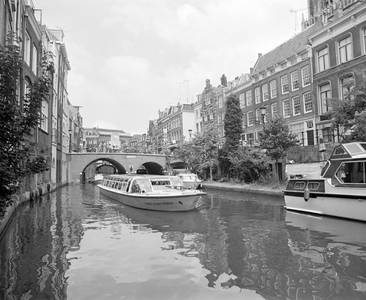 885045 Afbeelding van de rondvaartboot 'Karel Schuttevaer' op de Oudegracht ter hoogte van de Lichte Gaard (rechts) te ...